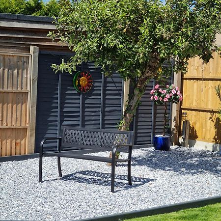 A Bright And Spacious Gem Staines-upon-Thames Esterno foto