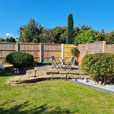 A Bright And Spacious Gem Staines-upon-Thames Esterno foto