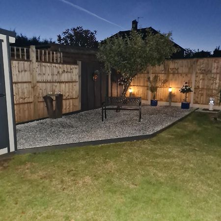 A Bright And Spacious Gem Staines-upon-Thames Esterno foto