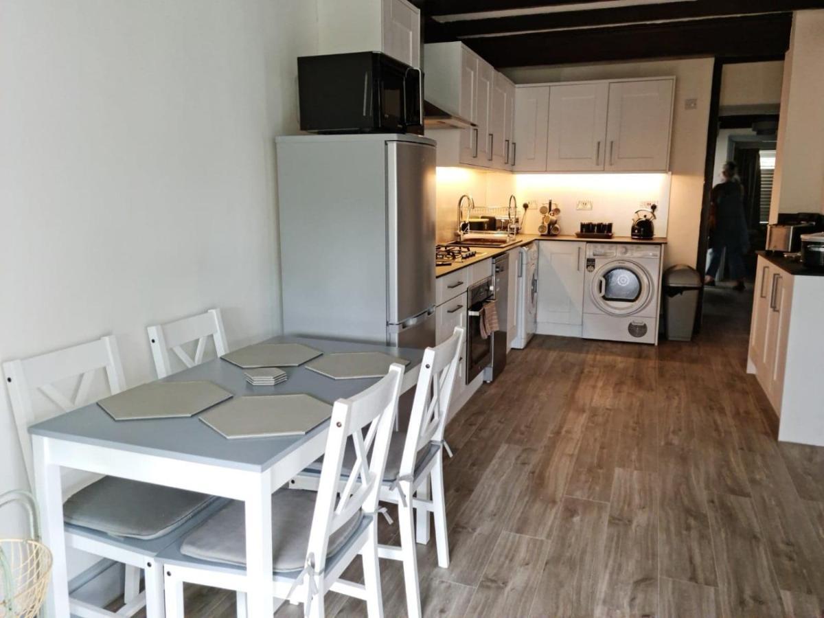 A Bright And Spacious Gem Staines-upon-Thames Esterno foto
