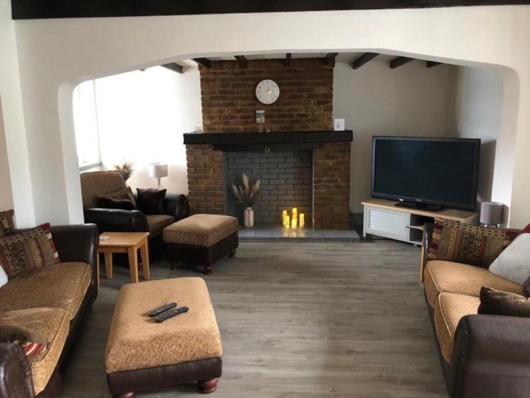 A Bright And Spacious Gem Staines-upon-Thames Esterno foto