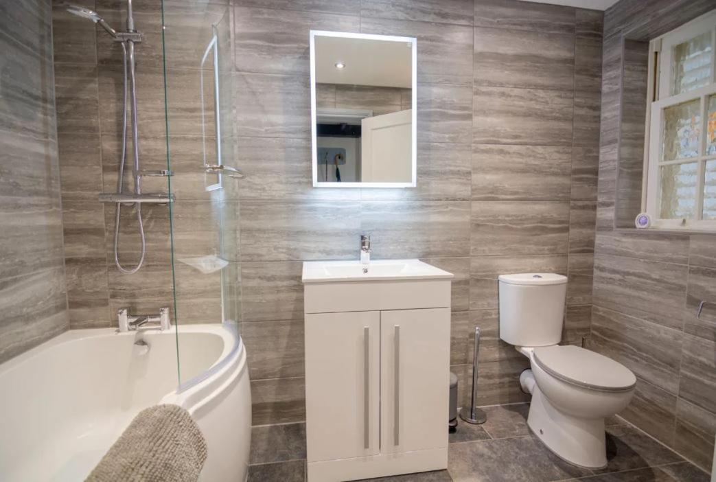 A Bright And Spacious Gem Staines-upon-Thames Esterno foto