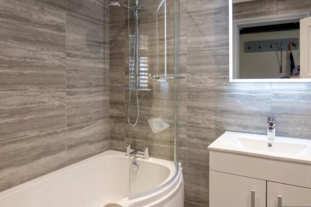 A Bright And Spacious Gem Staines-upon-Thames Esterno foto
