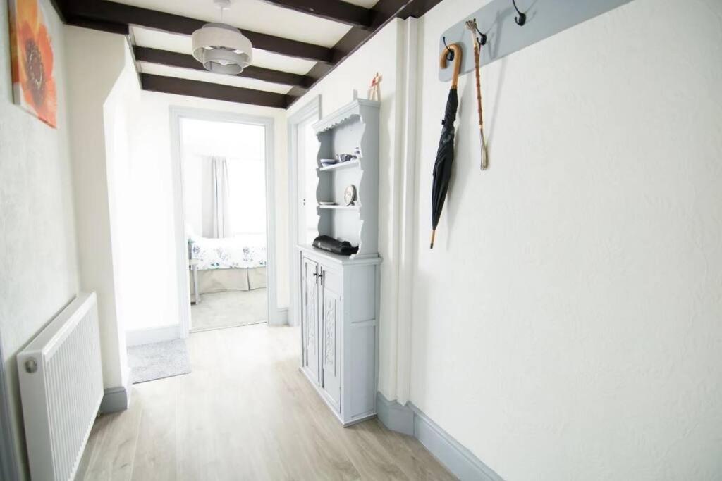A Bright And Spacious Gem Staines-upon-Thames Esterno foto