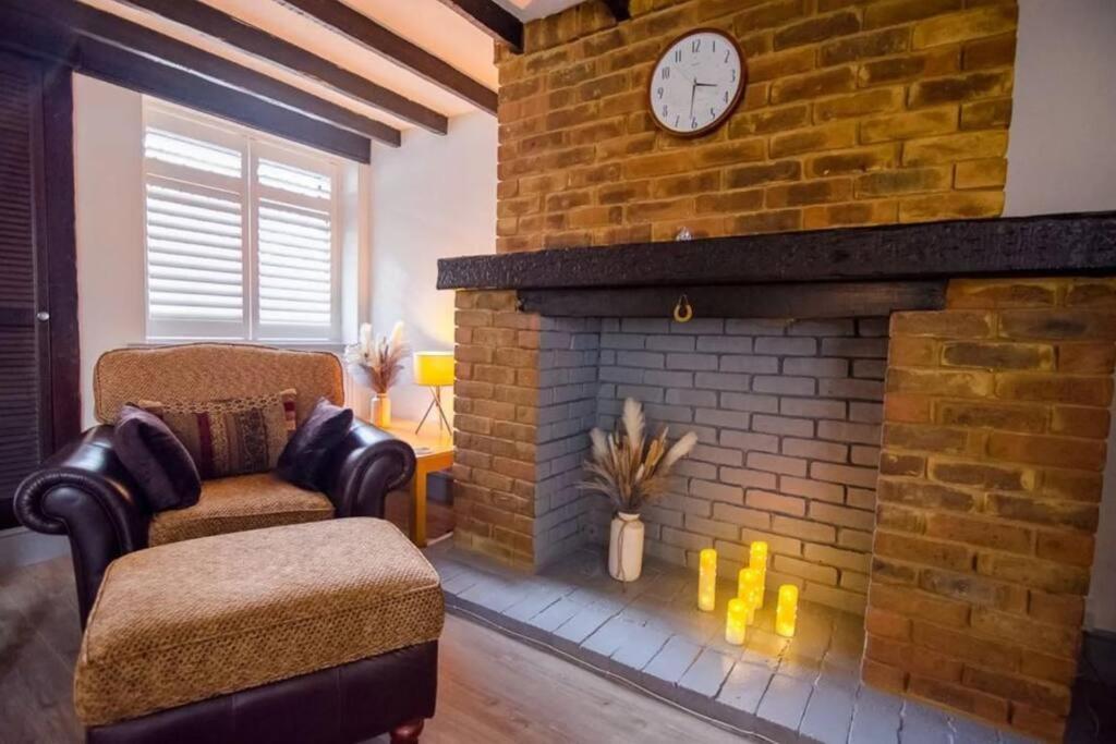 A Bright And Spacious Gem Staines-upon-Thames Esterno foto