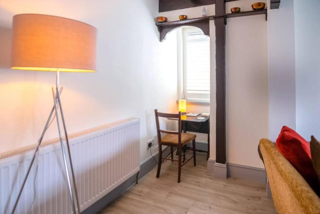 A Bright And Spacious Gem Staines-upon-Thames Esterno foto