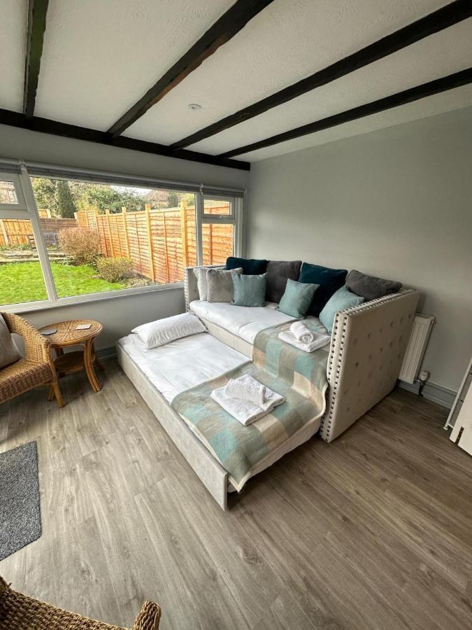 A Bright And Spacious Gem Staines-upon-Thames Esterno foto