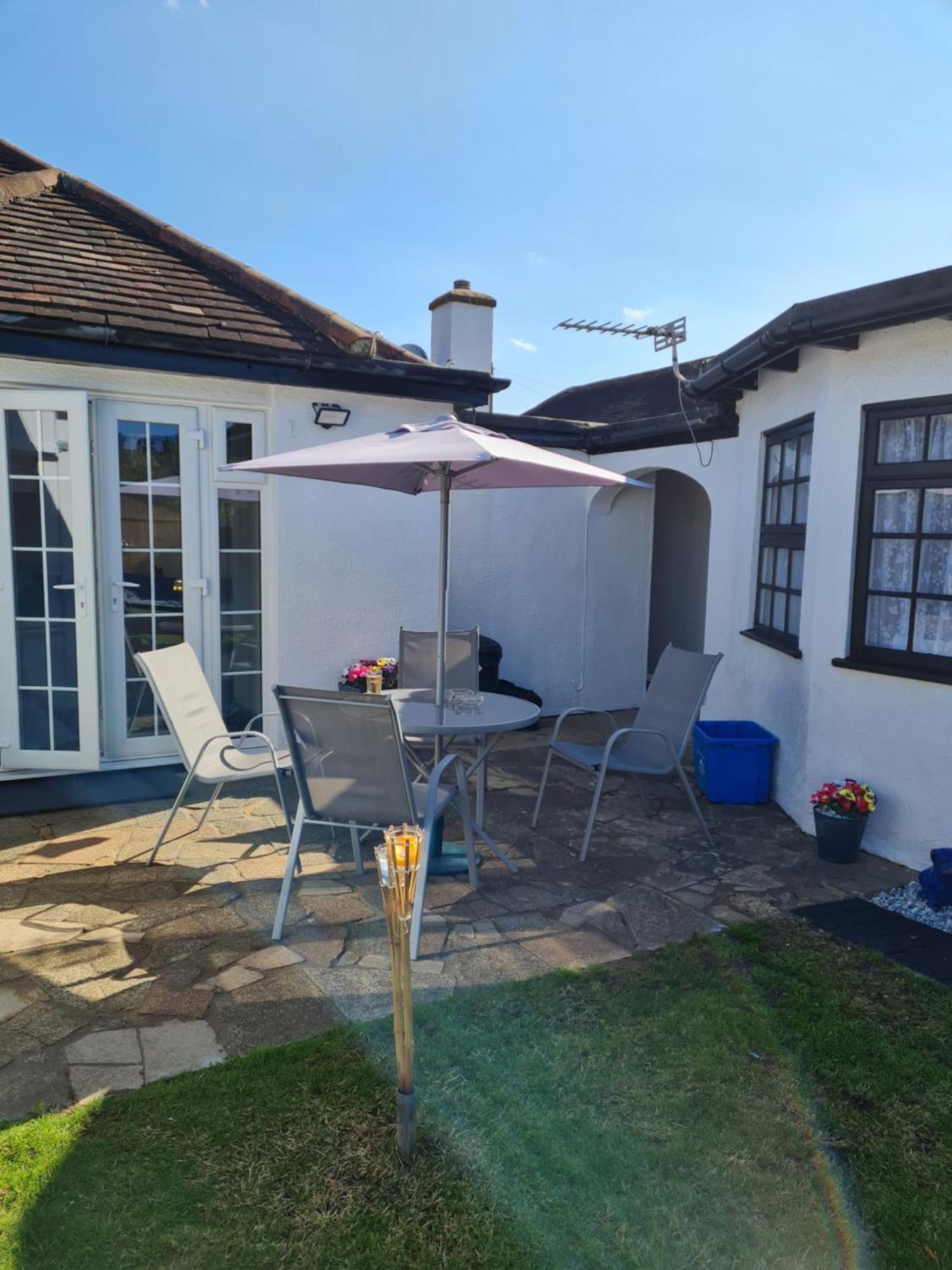 A Bright And Spacious Gem Staines-upon-Thames Esterno foto