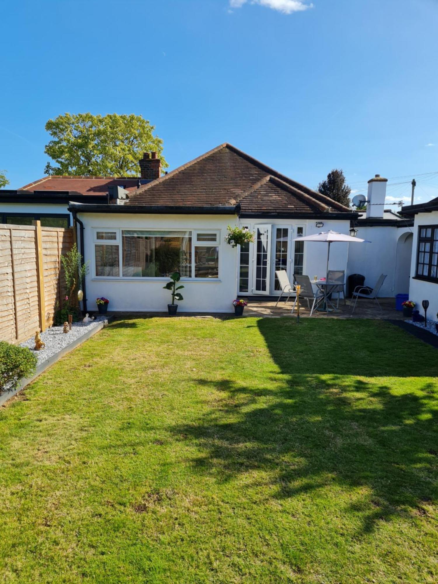 A Bright And Spacious Gem Staines-upon-Thames Esterno foto